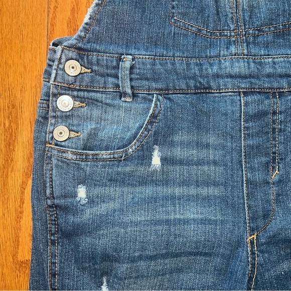 Almost Famous Medium Wash Distressed Skinny Denim Overalls Size 5 - Picture 6 of 13
